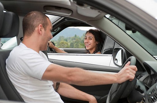 homme-drague-voiture