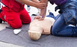 Entraînement au massage cardiaque sur un mannequin de secourisme pendant une formation de secourisme