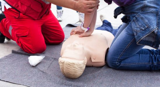 Entraînement au massage cardiaque sur un mannequin de secourisme pendant une formation de secourisme