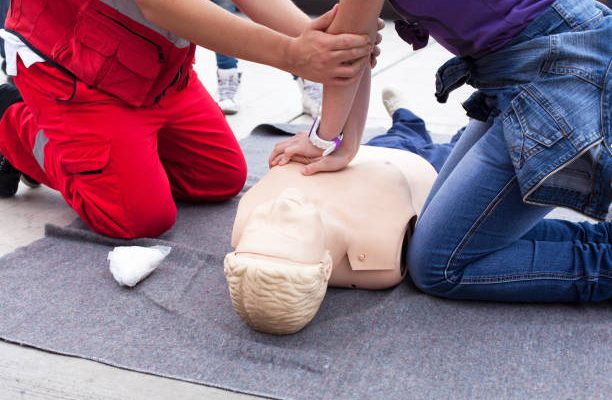 Entraînement au massage cardiaque sur un mannequin de secourisme pendant une formation de secourisme