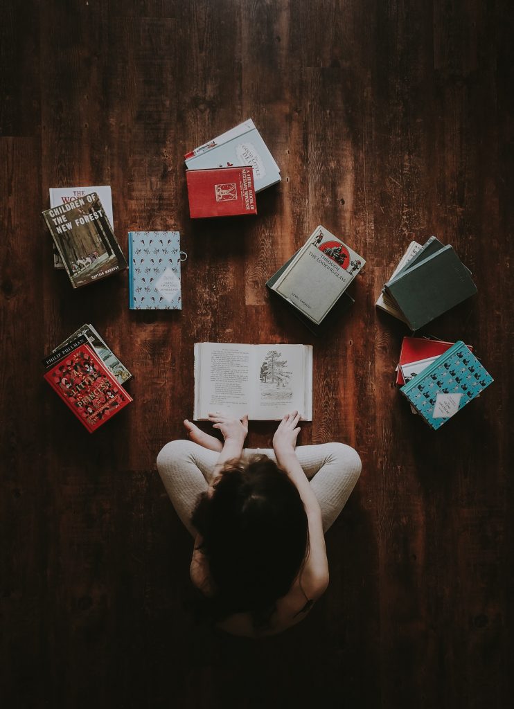 Femme entourée de livres