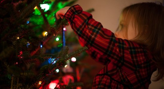 Enfant qui décore un sapin