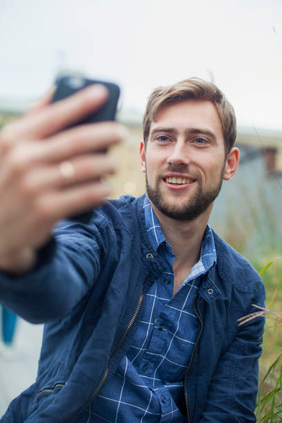 Homme qui se prend en selfie à l'extérieur