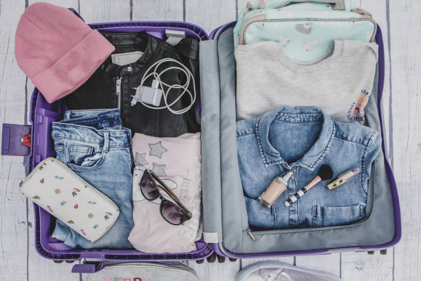 Valise ouverte avec des vêtements de fille