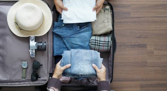 Deux personnes qui mettent des vêtements dans une valise