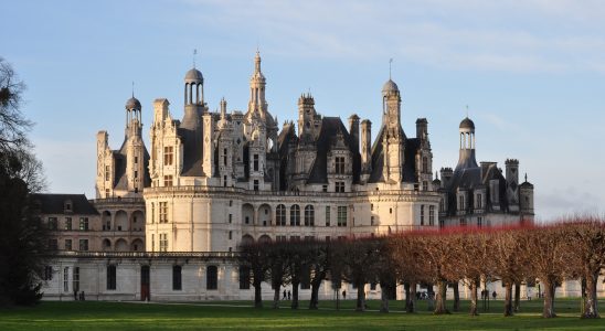 Château de Chambord dans la Loire en France au coucher du soleil en automne