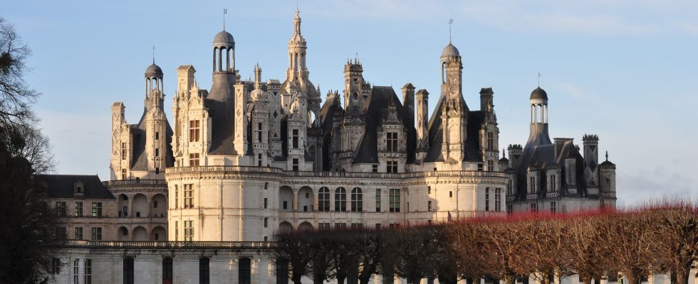 Château de Chambord dans la Loire en France au coucher du soleil en automne