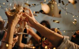 Groupe d'amis qui trinquent avec leur coupe de champagne pour le Nouvel An