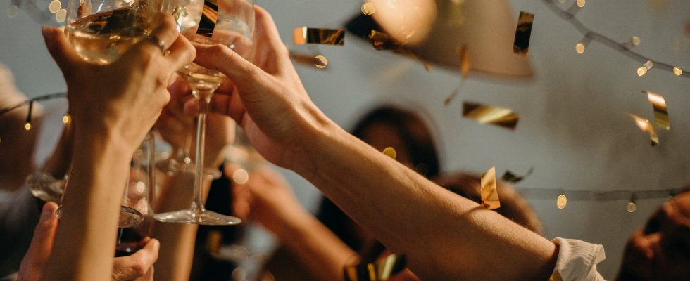 Groupe d'amis qui trinquent avec leur coupe de champagne pour le Nouvel An