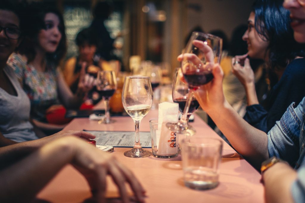 Convives qui boivent du vin rouge pendant un repas de fête