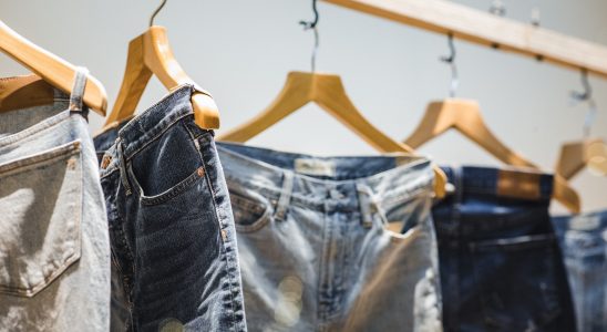 jeans suspendus à des cintres