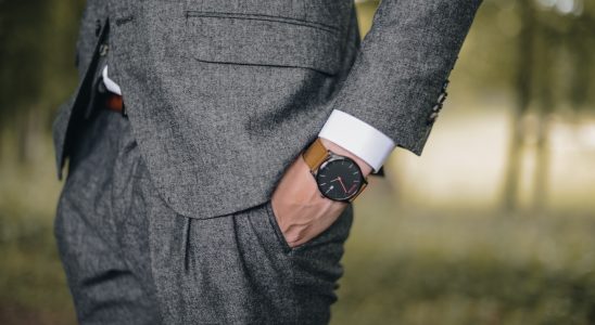 Homme en costume chic qui porte une montre de luxe