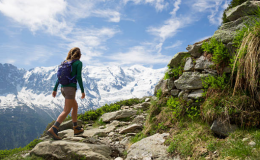 femme faisant une randonnée en montagne