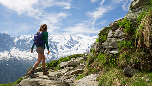femme faisant une randonnée en montagne