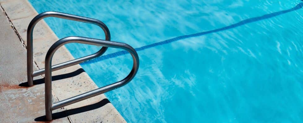 réduire odeur chlore piscine